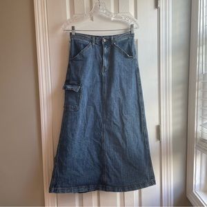 Brandy Melville 90s denim skirt. Only worn twice. Size S. Perfect condition.